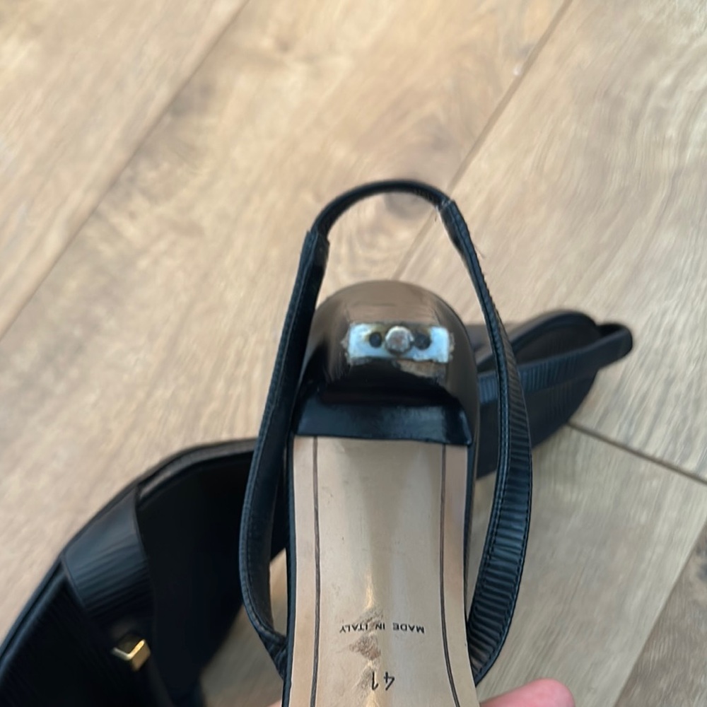 LOUIS VUITTON Black and Gold Heels with Elegant Design - Picture 13 of 13